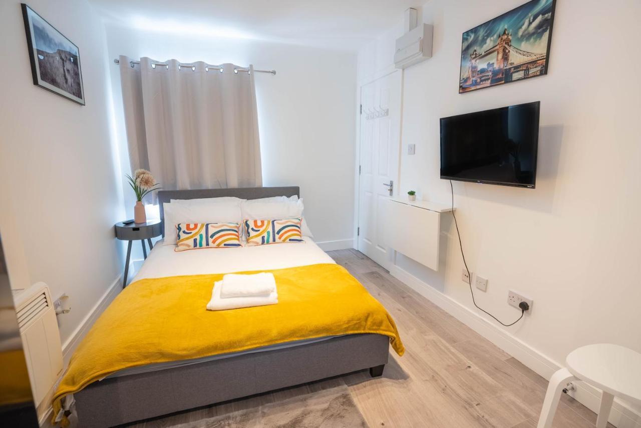 No 01 Small Studio Flat In Aylesbury Town Station 외부 사진